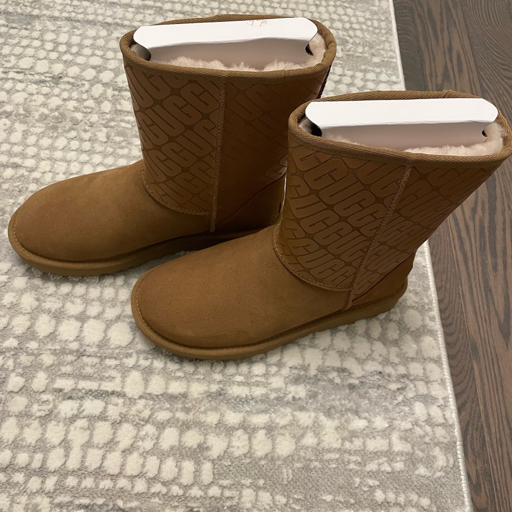 UGG Classic Short Logo Boots